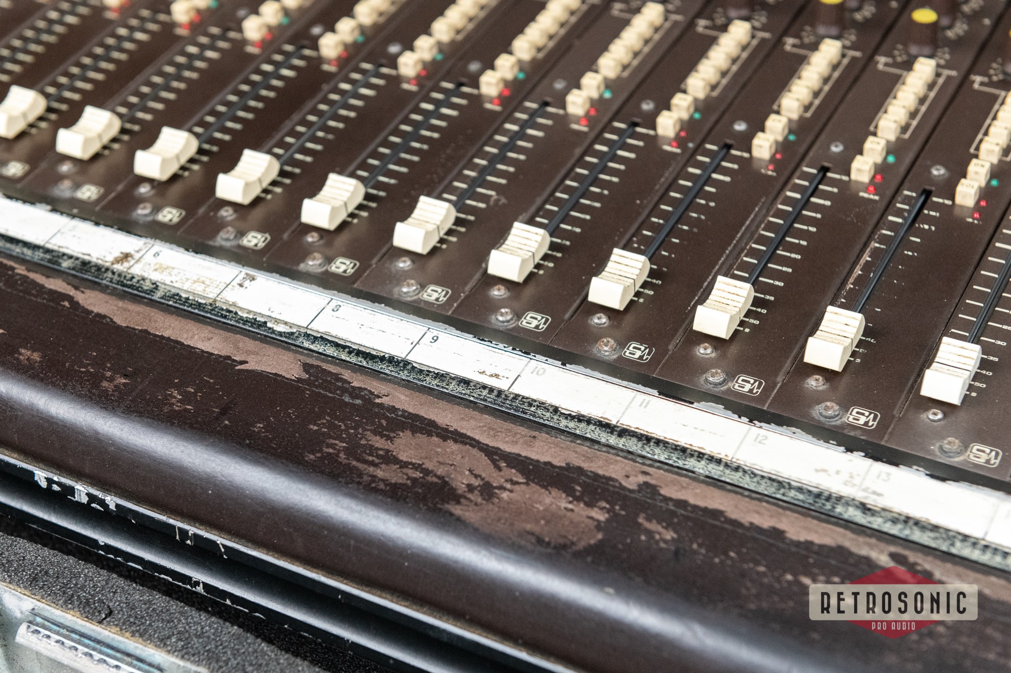 Soundcraft Series 800 32/8/2 Analog Mixing Console. Cased.