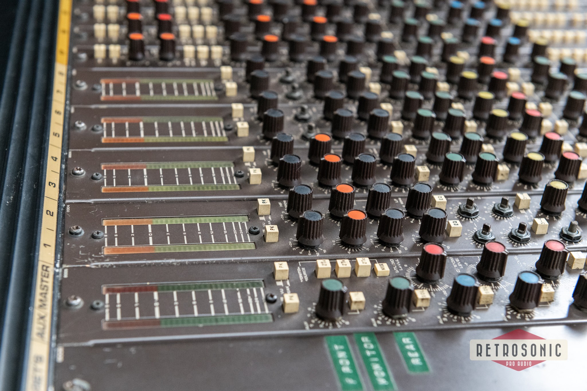 Soundcraft Series 800 32/8/2 Analog Mixing Console. Cased.